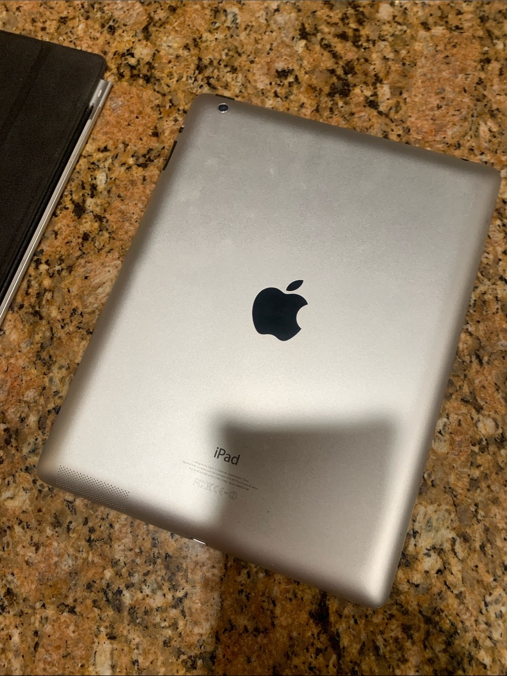 Like new IPAD Generation 4 with screen protector and magnet protection cover